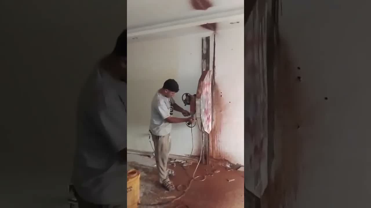 لقطة من فيديو قص رأسي في حائط خرساني لعمل فتحة باب داخلية