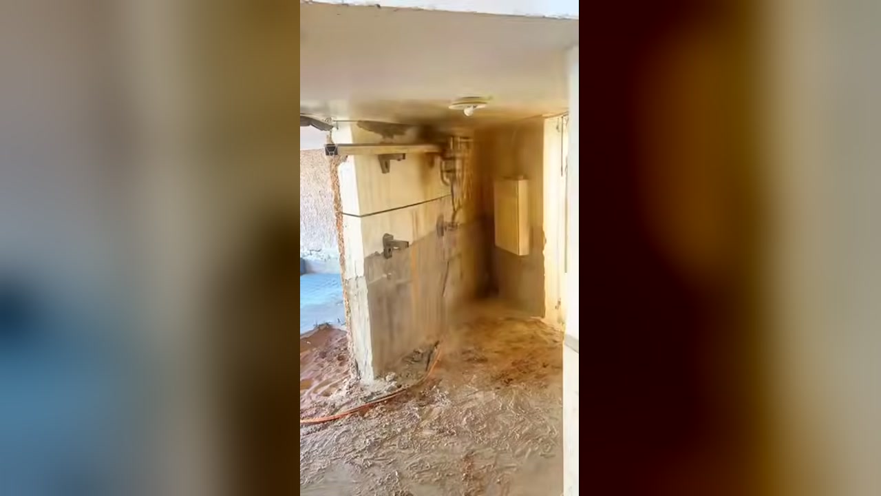 لقطة من فيديو إزالة جدار خرساني بتقسيمه إلى كتل محددة
