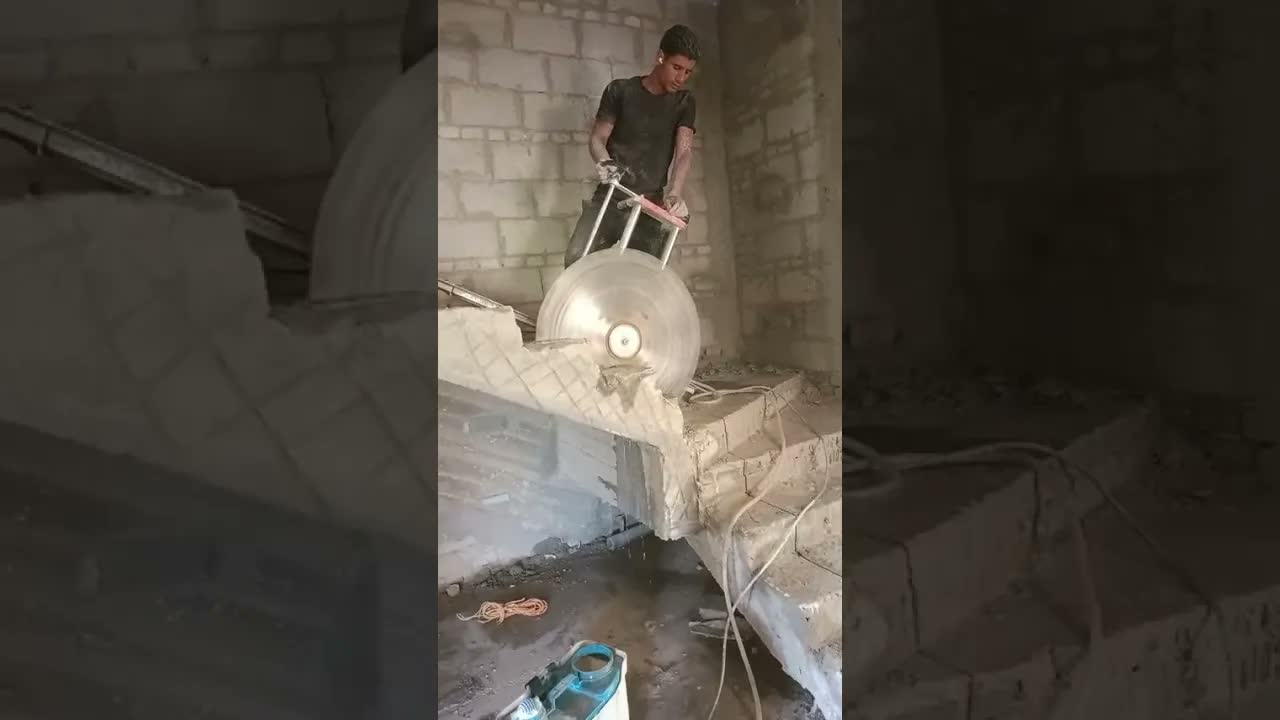 لقطة من فيديو قص وفصل سلم خرساني ضمن تعديل داخلي محكوم