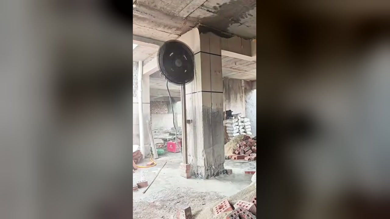 لقطة من فيديو قص مقطع خرساني سميك بمنشار Wall Saw ضمن تعديل إنشائي