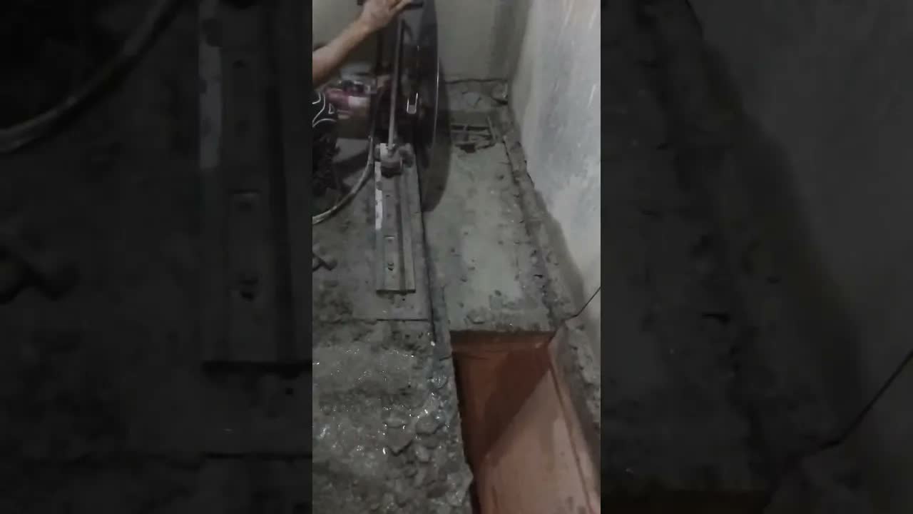 لقطة من فيديو توسعة فتحة قائمة في بلاطة خرسانية بمنشار مثبت على سكة