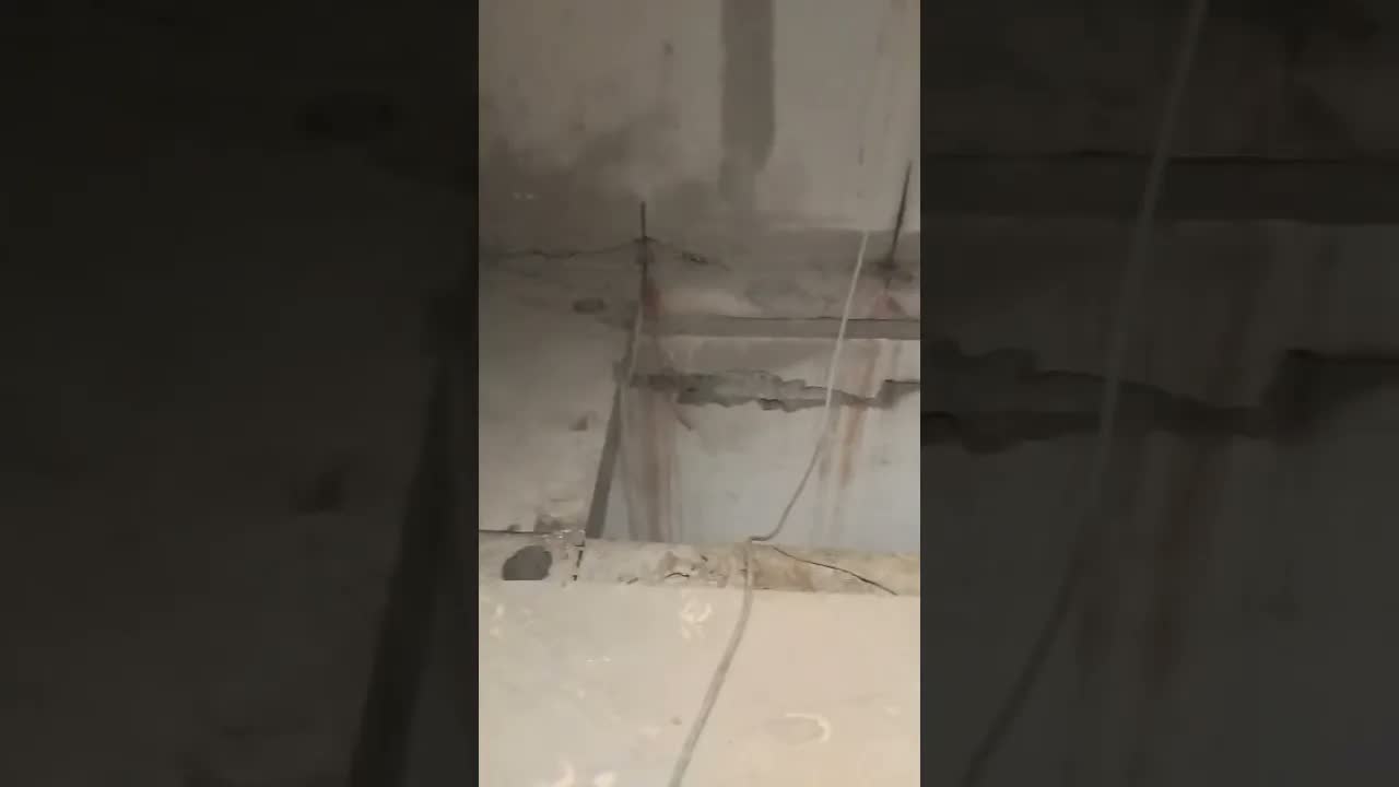 لقطة من فيديو فتح وتفريغ بلاطة خرسانية بالمنشار والكور