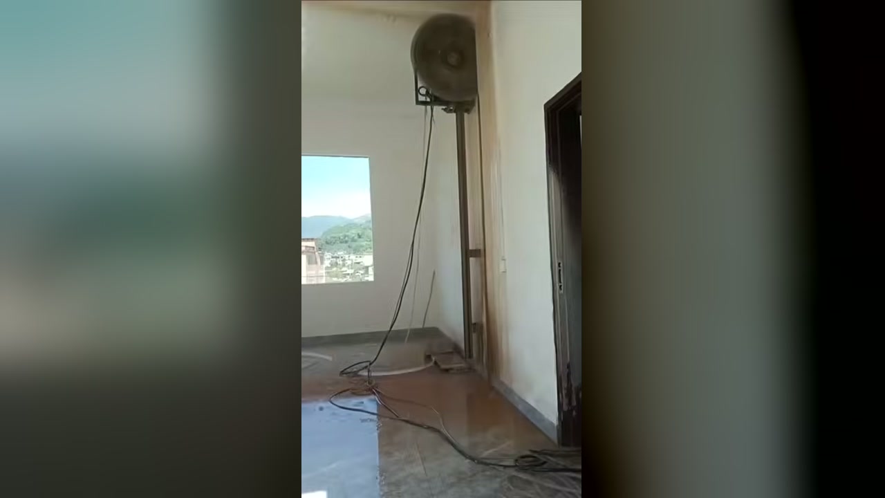 لقطة من فيديو خط قص رأسي كامل الارتفاع في جدار خرساني